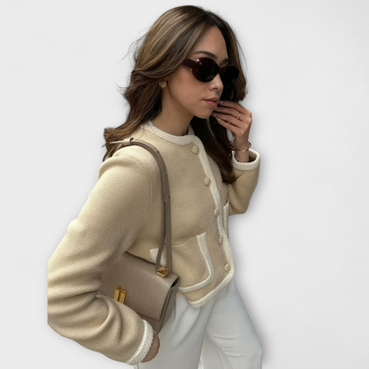 Klasický svetr s ozdobnými kapsami