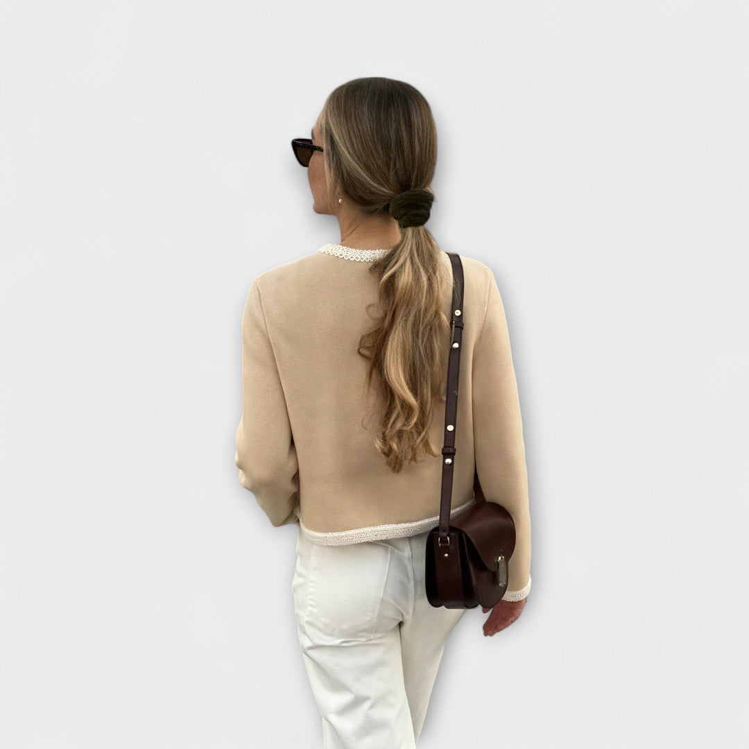 Klasický svetr s ozdobnými kapsami